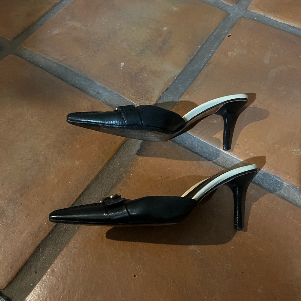 Gucci Black Leather Mules with Heels and Brass Buckle - Picture 5 of 7